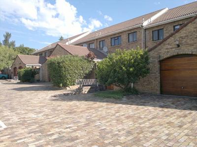 Townhouse For Rent in Tokai, Cape Town