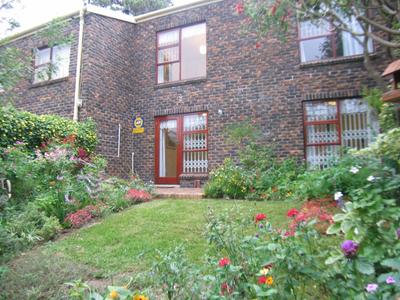 Townhouse For Rent in Kenilworth Upper, Cape Town